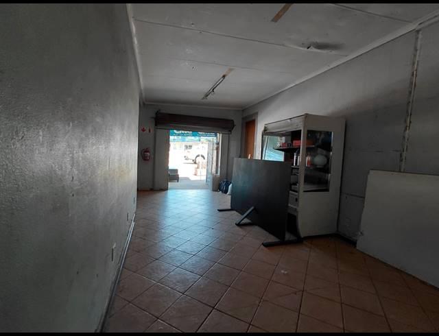 240M² BUILDING FOR SALE IN JEFFREYS BAY CENTRAL